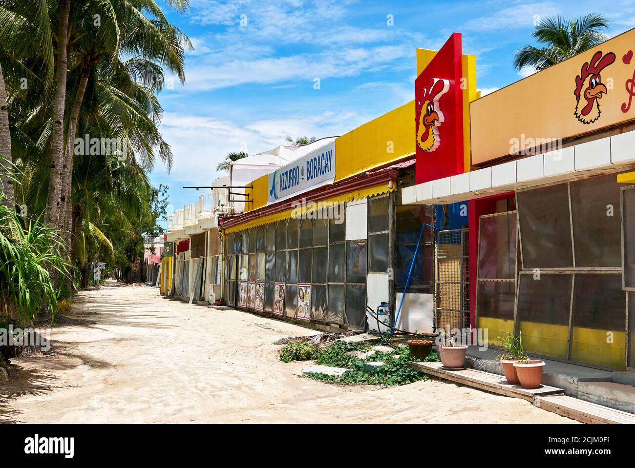 Restaurants et boutiques sur l'île Boracay le long de la plage Blanche sont fermés et barricadés en raison de l'ordre d'arrêt causé Par la pandémie de Corona Banque D'Images