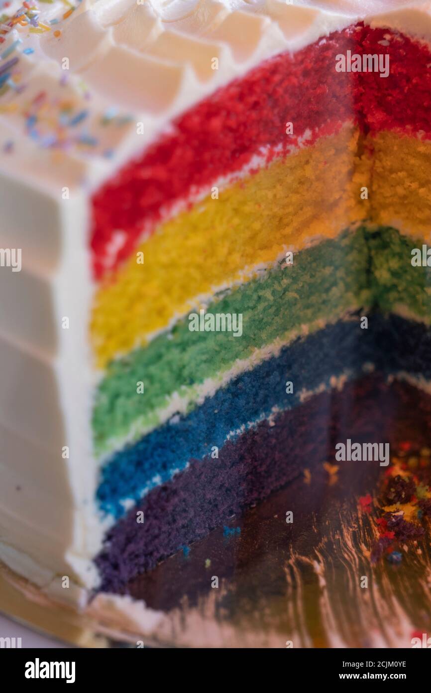 Londres Angleterre Un Gateau Arc En Ciel Aux Couleurs Vives Dans Une Fenetre De Cafe Le 14 Septembre A Londres Au Royaume Uni Photo De Sam Mellish Photo Stock Alamy