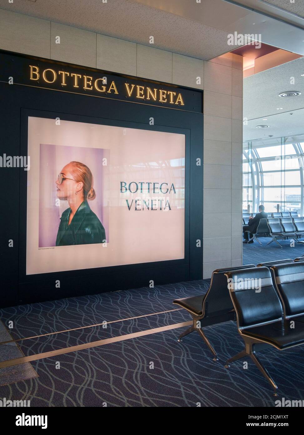 Panneau publicitaire Bottega Veneta à l'aéroport de Munich, en Allemagne. Banque D'Images