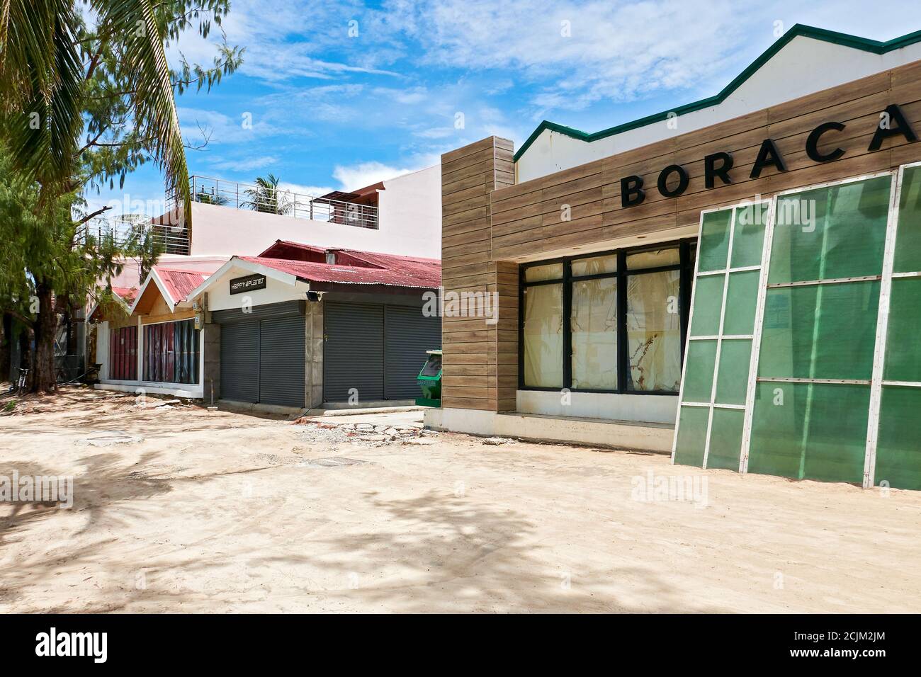 Restaurants et boutiques sur l'île Boracay le long de la plage Blanche sont fermés et barricadés en raison de l'ordre d'arrêt causé Par la pandémie de Corona Banque D'Images