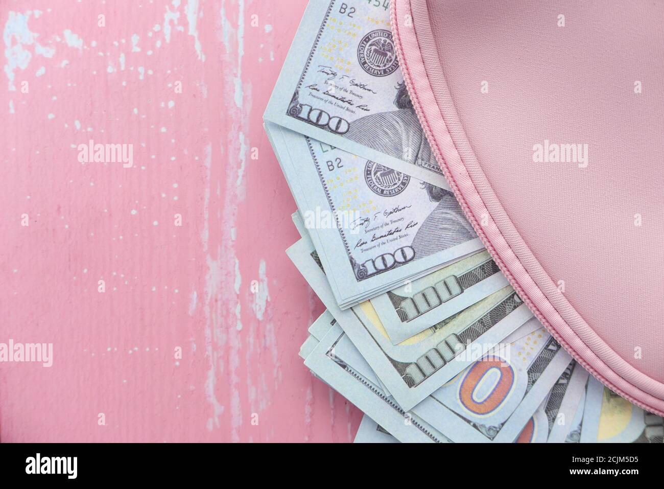 Gros plan de l'argent dans le portefeuille sur la table. Banque D'Images