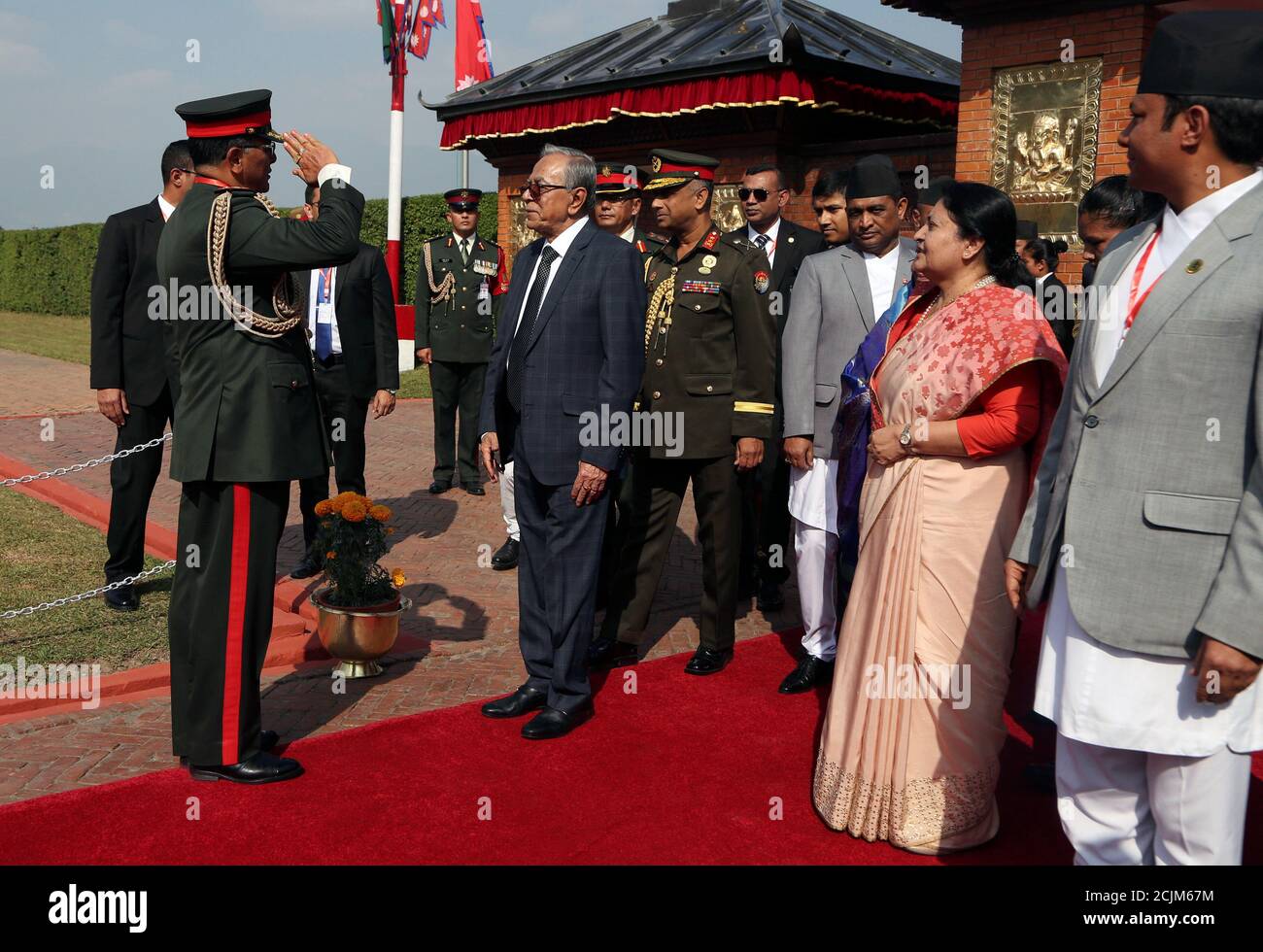 Le chef de l'armée népalaise accueille le président du Bangladesh Abdul Hamid à son arrivée à l'aéroport international de Tribhuwan à Katmandou, au Népal, le 12 novembre 2019. Niranjan Shrestha/Pool via REUTERS Banque D'Images