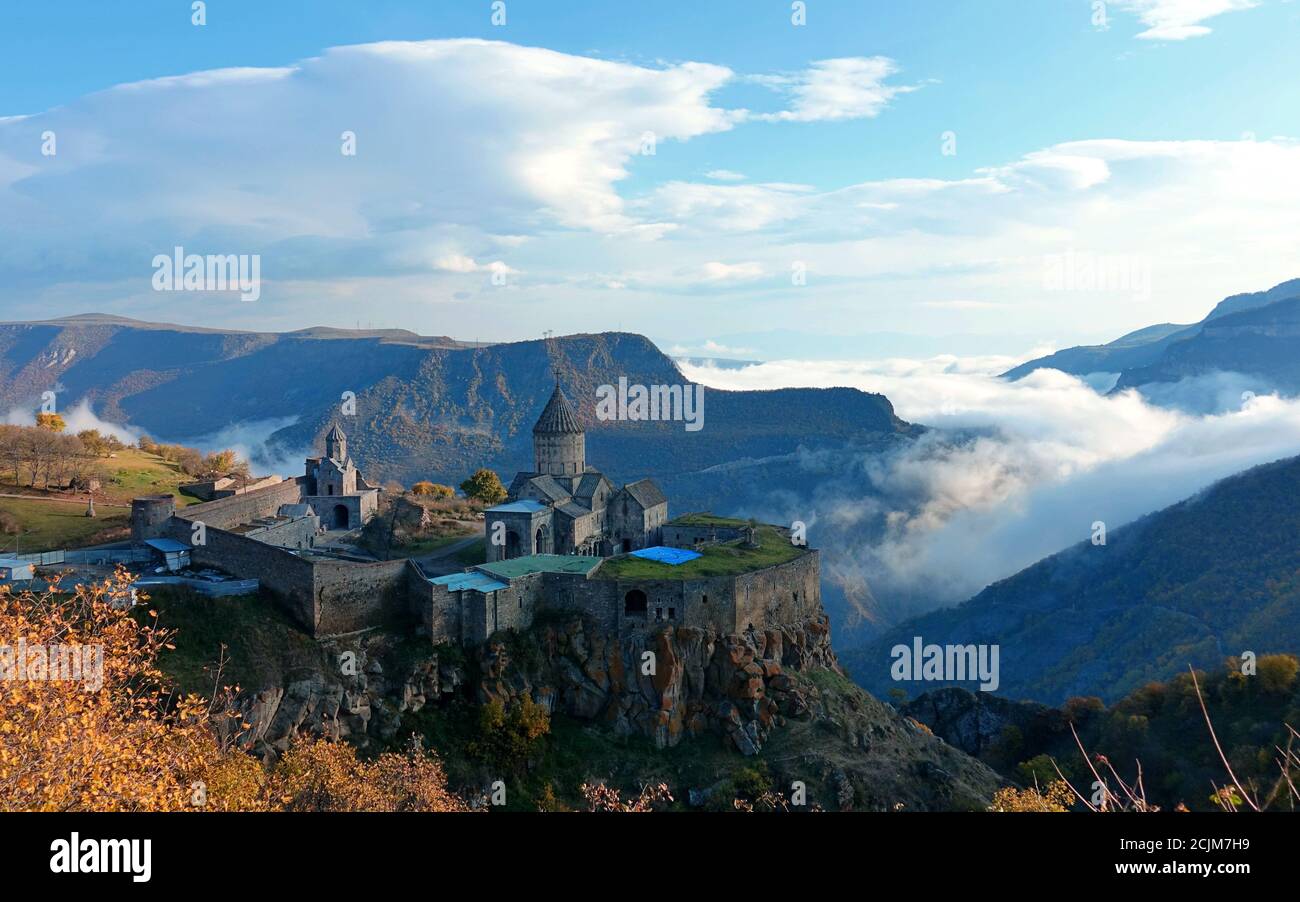 Belle vue sur le monastère arménien apostolique du IXe siècle du Tatev en Arménie et la vallée voisine remplie de nuages. Banque D'Images