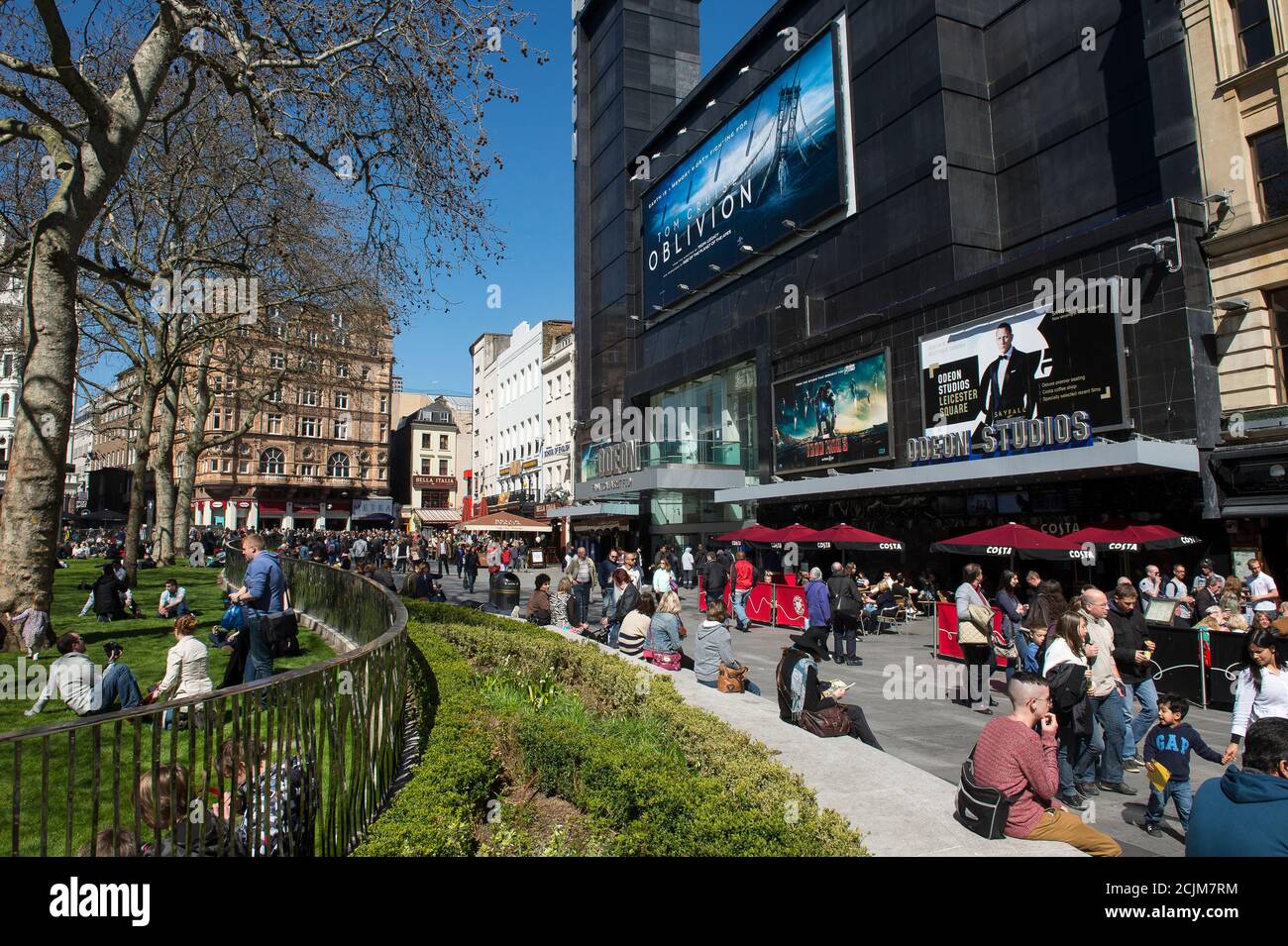 Rue animée devant le cinéma Odeon, Leicester Square, dans la Cité de Westminster, Londres, Angleterre. Banque D'Images