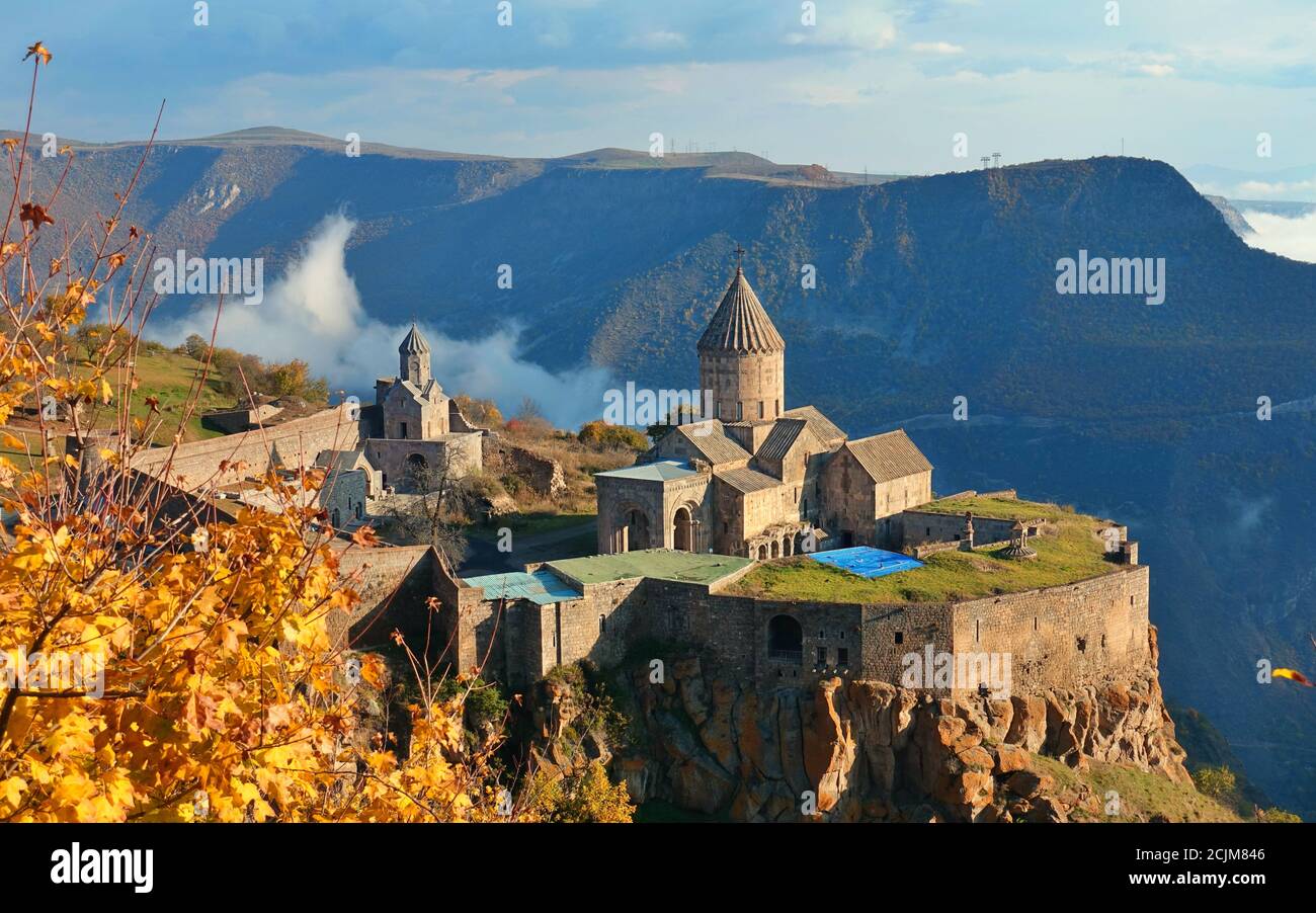 Couleurs d'octobre au IXe siècle, le monastère arménien apostolique du Tatev en Arménie et la vallée voisine remplie de nuages. Banque D'Images