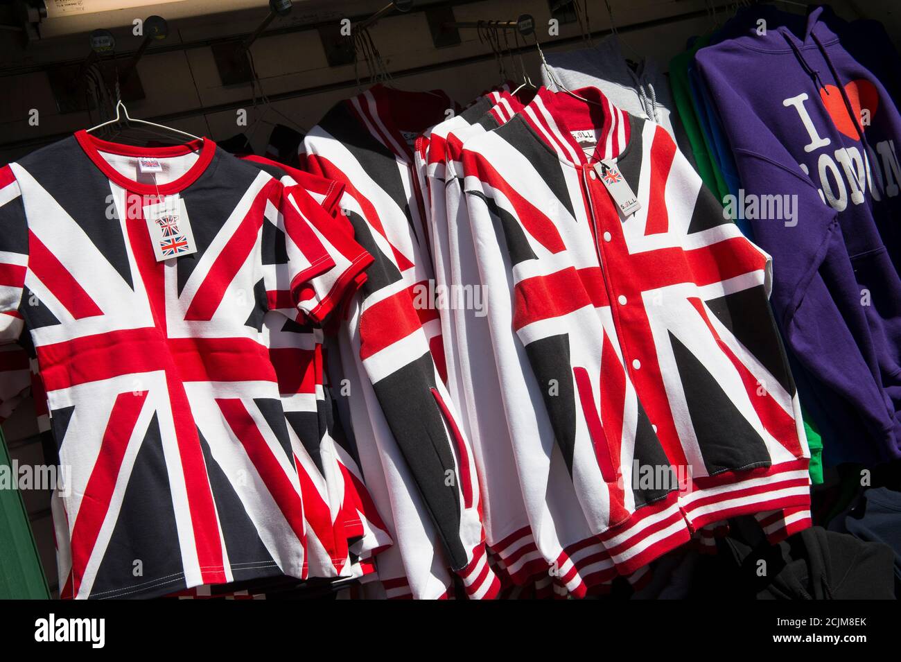 Vêtements à vendre sur une cabine souvenir à Londres, Angleterre. Banque D'Images