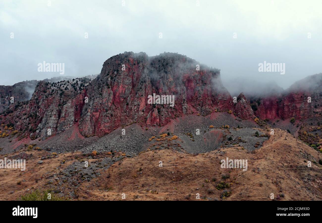 Montagne arménienne remplie de nuages. Banque D'Images
