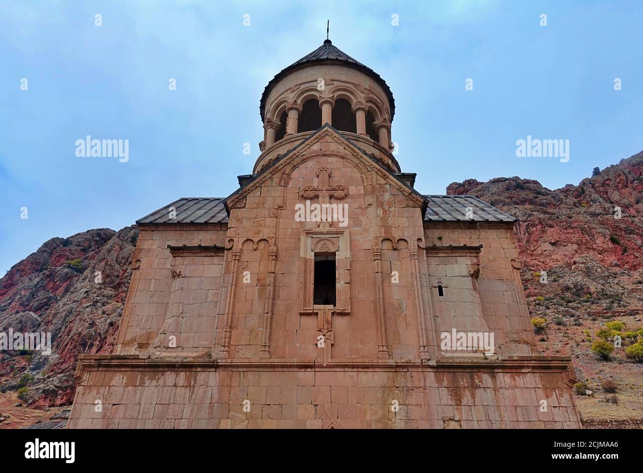 Noravank Monastère complexe avec ciel nuageux en Arménie dans l'arbre perspective de point Banque D'Images