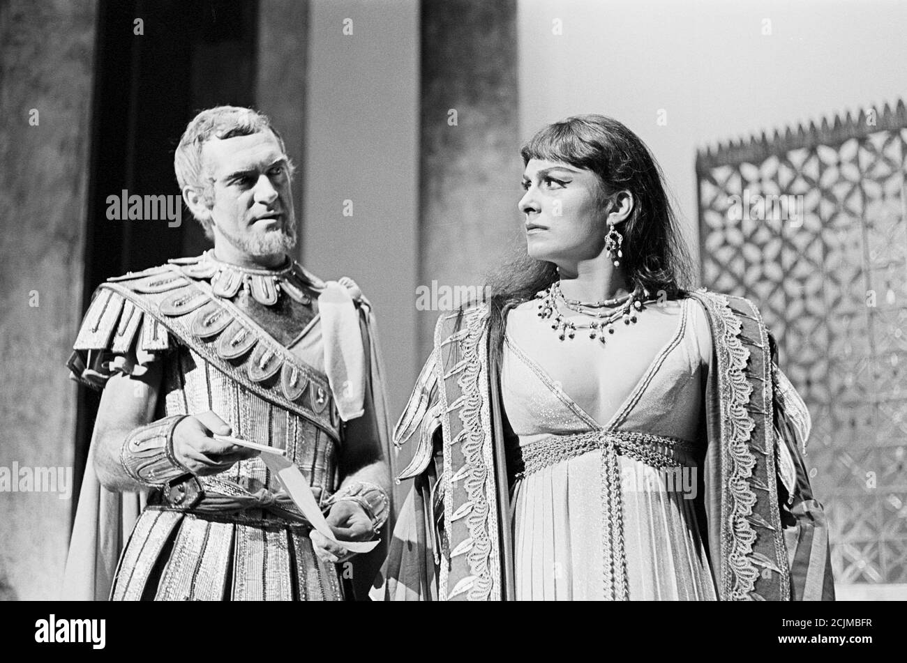 John Turner (Antony), Barbara Jefford (Cleopatra) à ANTONY ET CLEOPATRA par Shakespeare au Nottingham Playhouse, Nottingham, Angleterre 10/1966 Banque D'Images
