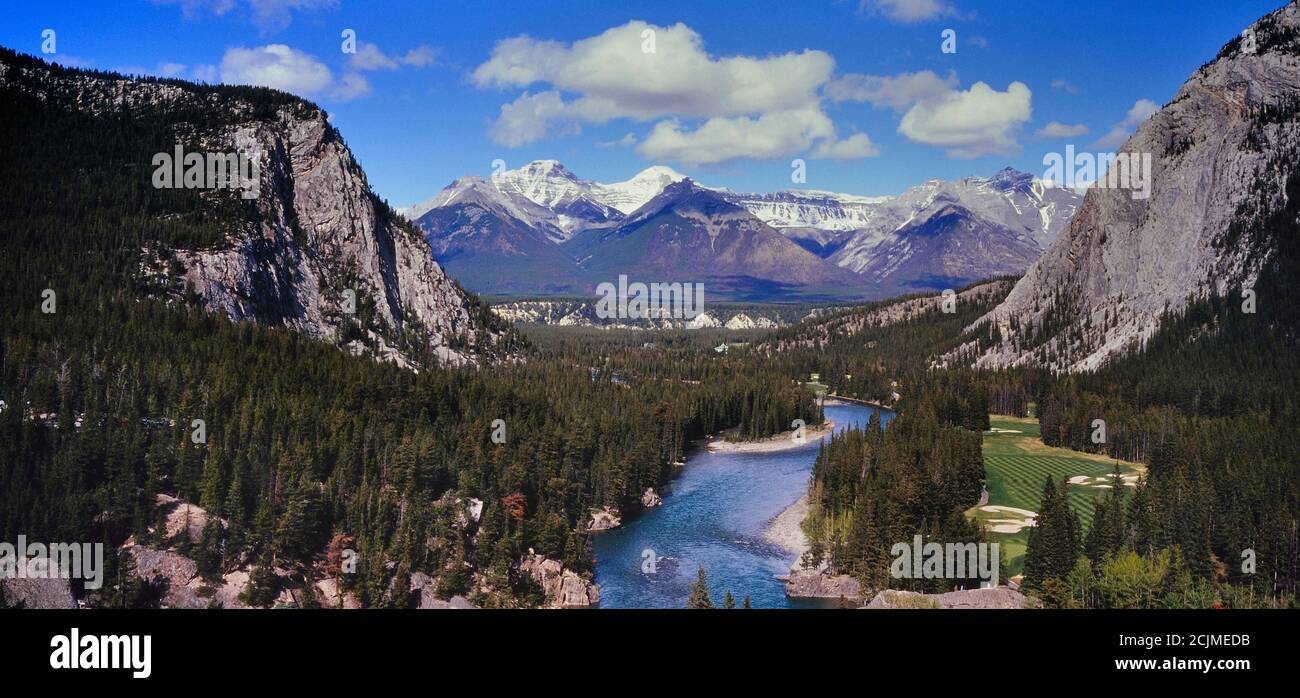 Hôtel Fairmont Banff Springs Golf Course et vue sur la rivière Bow. Le parc national Banff. L'Alberta. Canada, Amérique du Nord Banque D'Images