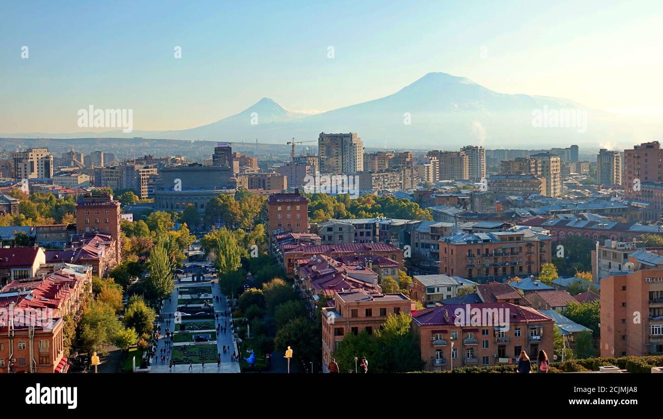 Vue sur la ville d'Erevan, capitale de l'Arménie, avec les deux sommets du Mont Ararat en arrière-plan Banque D'Images
