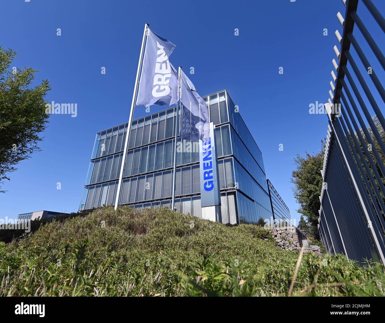 Baden Baden, Allemagne. 15 septembre 2020. Des drapeaux portant le lettrage du fournisseur de services financiers Grenke AG sont en cours d'agitant au siège social de la société d'actions cotée en bourse MDAX. Une attaque dite courte sur le titre MDAX Grenke a provoqué une sensation le matin. Un rapport critique sur le fournisseur de crédit-bail a entraîné l'effondrement du prix de l'action Grenke de près de 18 pour cent entre-temps. Credit: Uli Deck/dpa/Alay Live News Banque D'Images