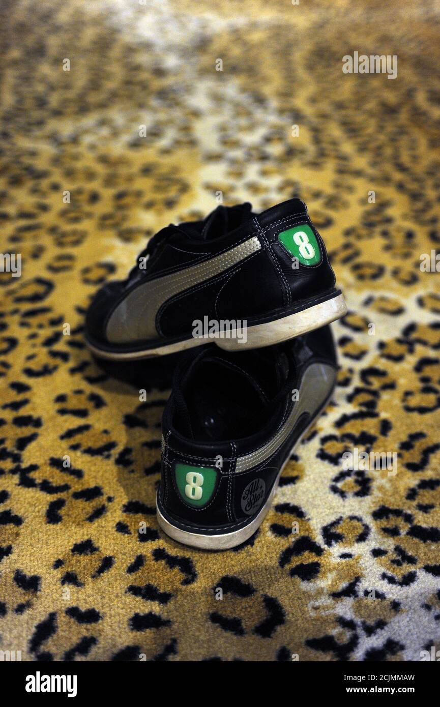 Chaussures de bowling à dix épingles - Puma de taille 8 sur un tapis à  motif léopard dans une allée de bowling Photo Stock - Alamy