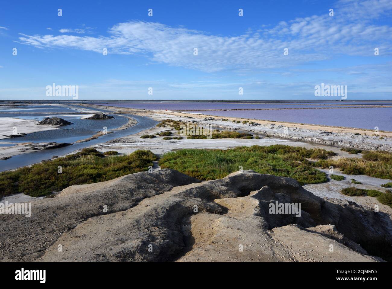 Dunes, salines, étang d'évaporation de sel et paysage salins-de-Giraud Camargue terres humides ou réserve naturelle Provence France Banque D'Images