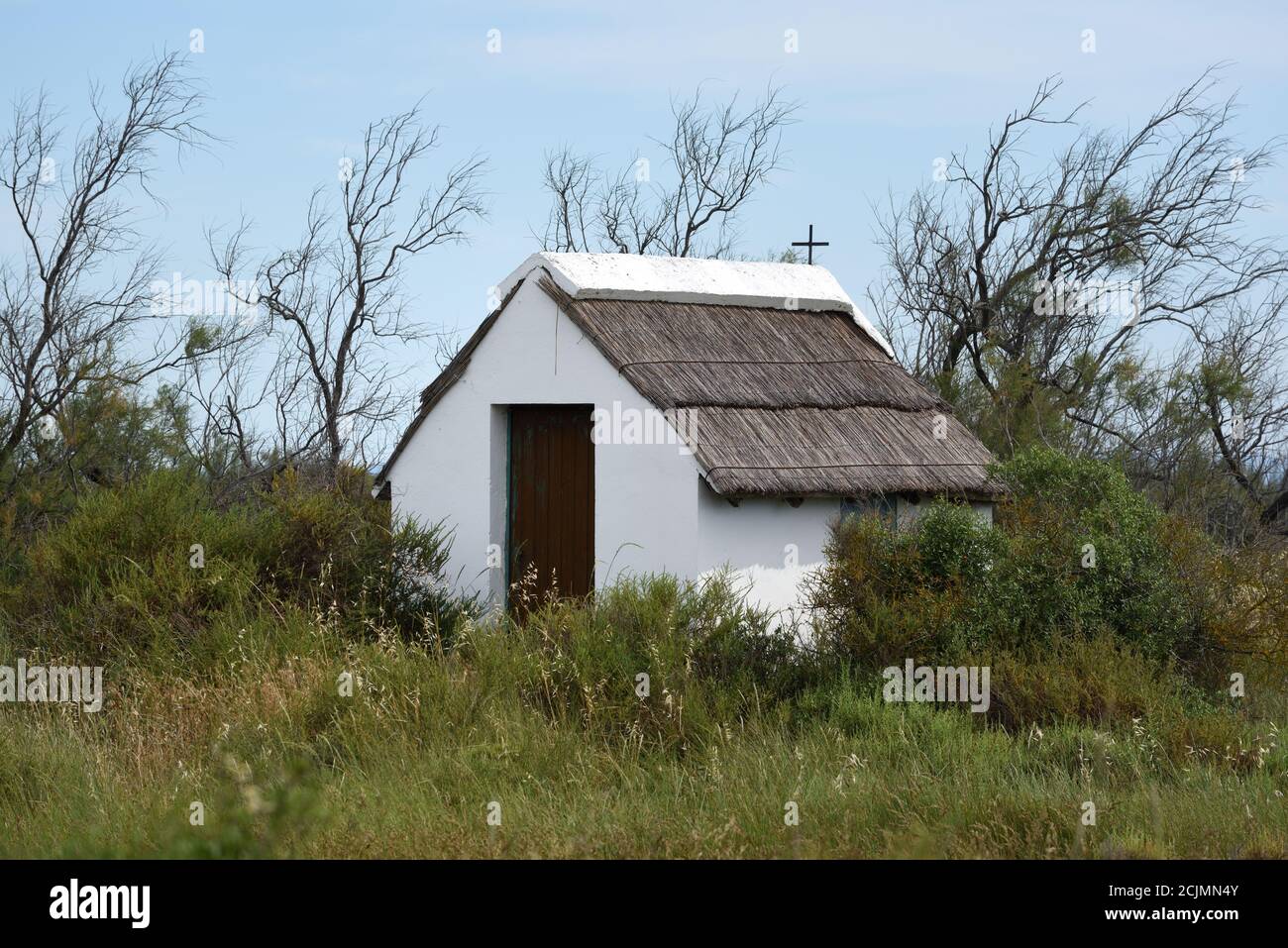Cabane traditionnelle en chaume connue sous le nom de cabane du gardien dans le Camargue région de Provence France Banque D'Images