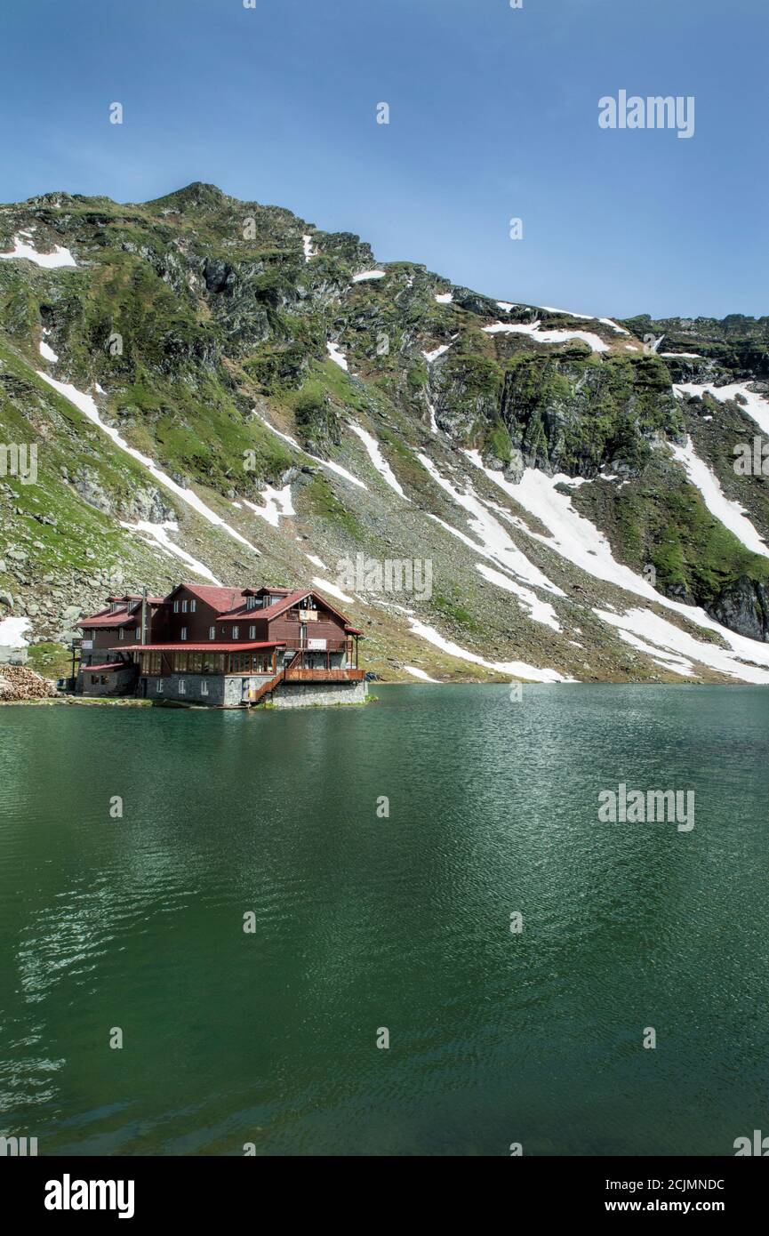 Chalet au bord du lac Balea, un lac glacier situé dans les montagnes Fagaras, dans le centre de la Roumanie, accessible par la route Transfagarasan Banque D'Images