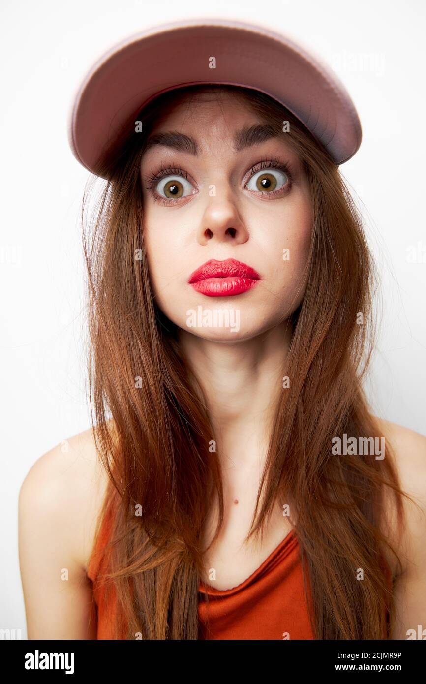 Femme émotive dans un modèle de chapeau avec l'expression surprise à la  mode vêtements Photo Stock - Alamy