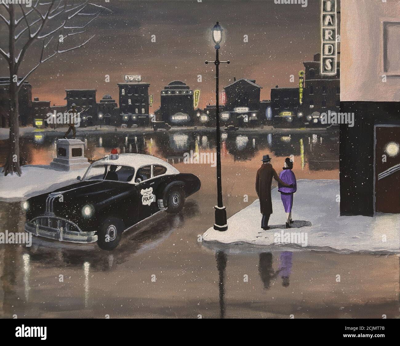 Scène rétro de 50s ans d'un couple qui marche pendant une nuit d'hiver lorsqu'une voiture de police passe. Scène mystérieuse à l'extérieur d'une salle de billard. Banque D'Images