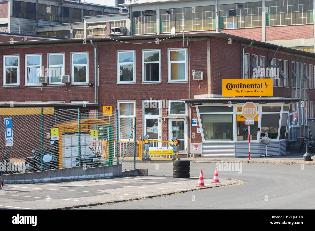 Aix-la-Chapelle, Allemagne. 15 septembre 2020. Vue sur une entrée de l'usine de pneus Continetal à Aix-la-Chapelle. Continental a l'intention de fermer encore plus de sites qu'annoncé précédemment. L'usine de pneus d'Aix-la-Chapelle doit être fermée d'ici la fin de 2021, a confirmé mardi la société Dax, selon les informations correspondantes du syndicat IG BCE. (À dpa 'Continental veut fermer une autre usine - 1800 emplois affectés') Credit: Ralf Roeger/dpa/Alay Live News Banque D'Images