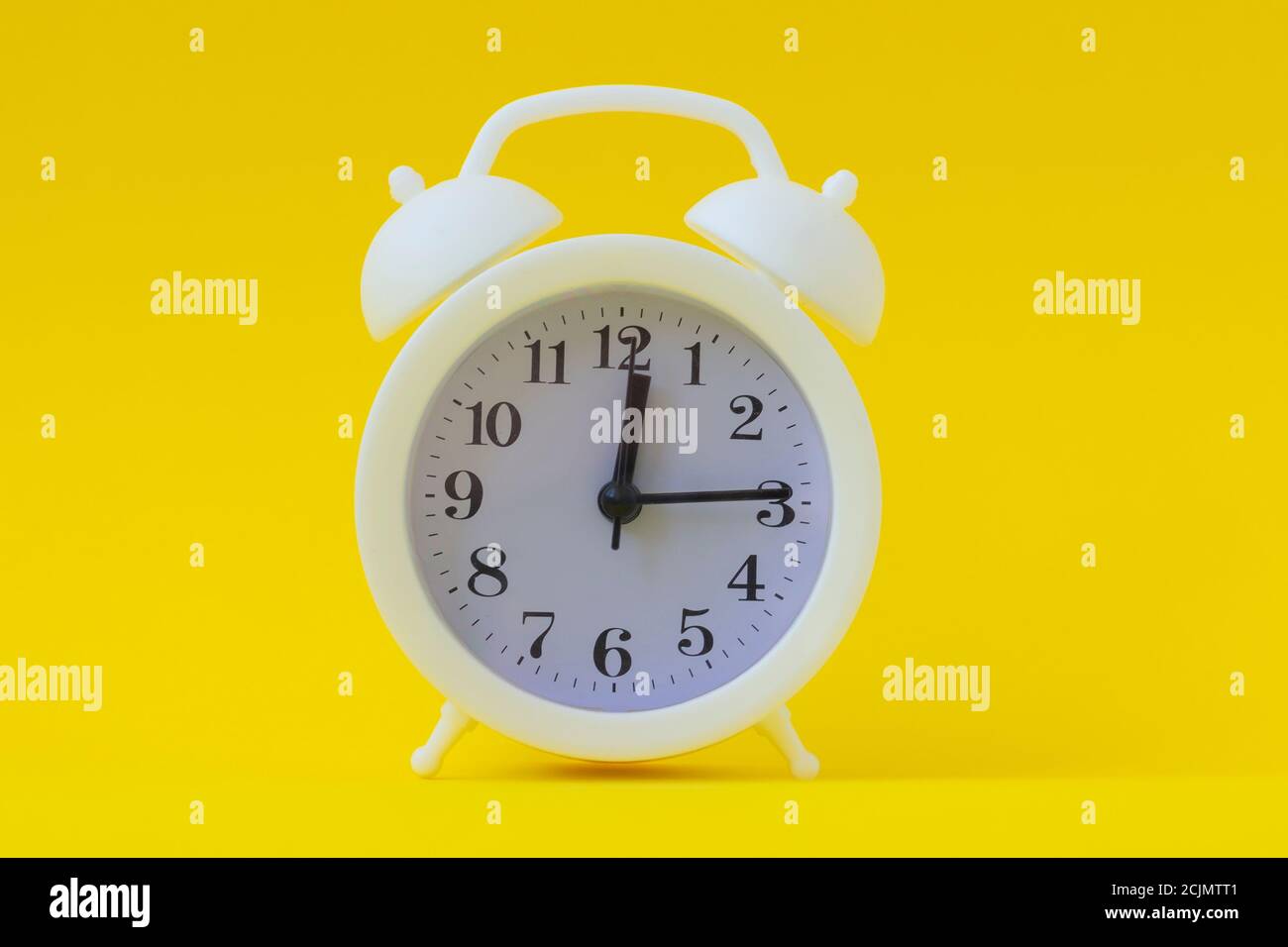 Radio-réveil blanc 12 heures sur 24, 15 minutes. Arrière-plan jaune vif,  espace de copie Photo Stock - Alamy