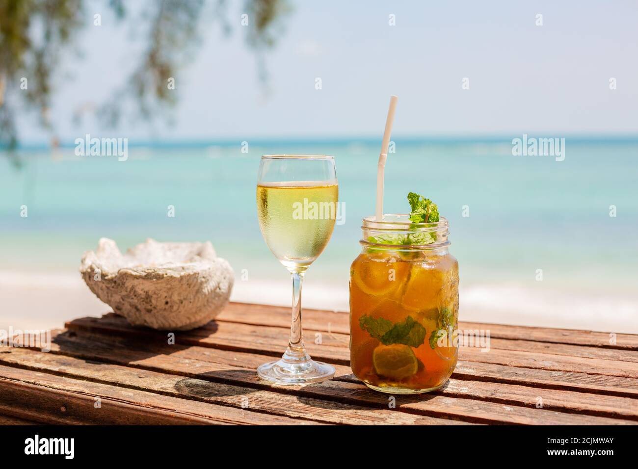 Table en bois dans un bar de plage avec de l'eau turquoise Ko Samui, thaïlande Banque D'Images