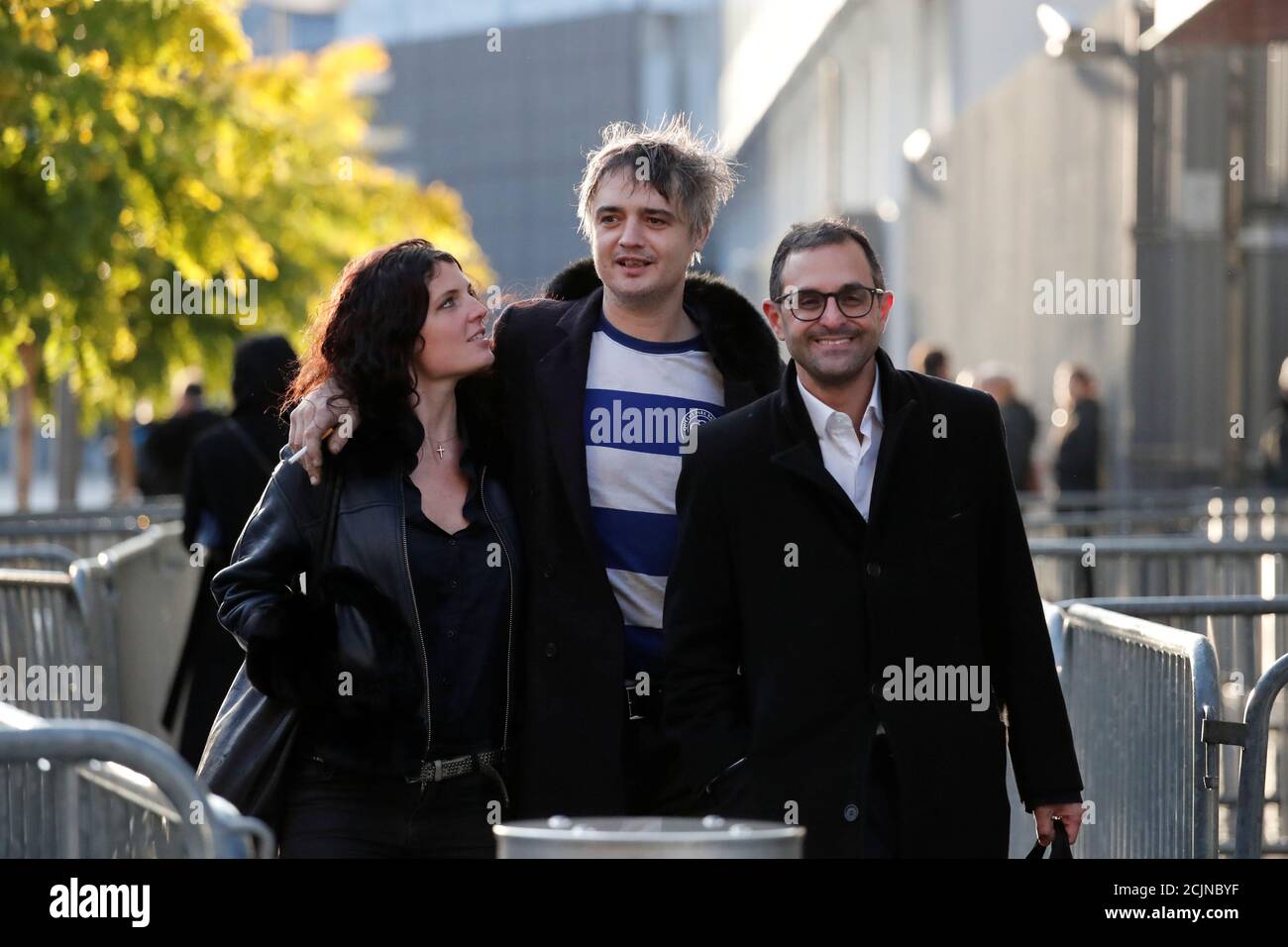 Le rocker indépendant britannique Pete Doherty quitte le tribunal de Paris  avec son ami Katia de Vidas et son avocat Arash Derambarsh à Paris, France,  le 12 novembre 2019. REUTERS/Benoit Tessier Photo