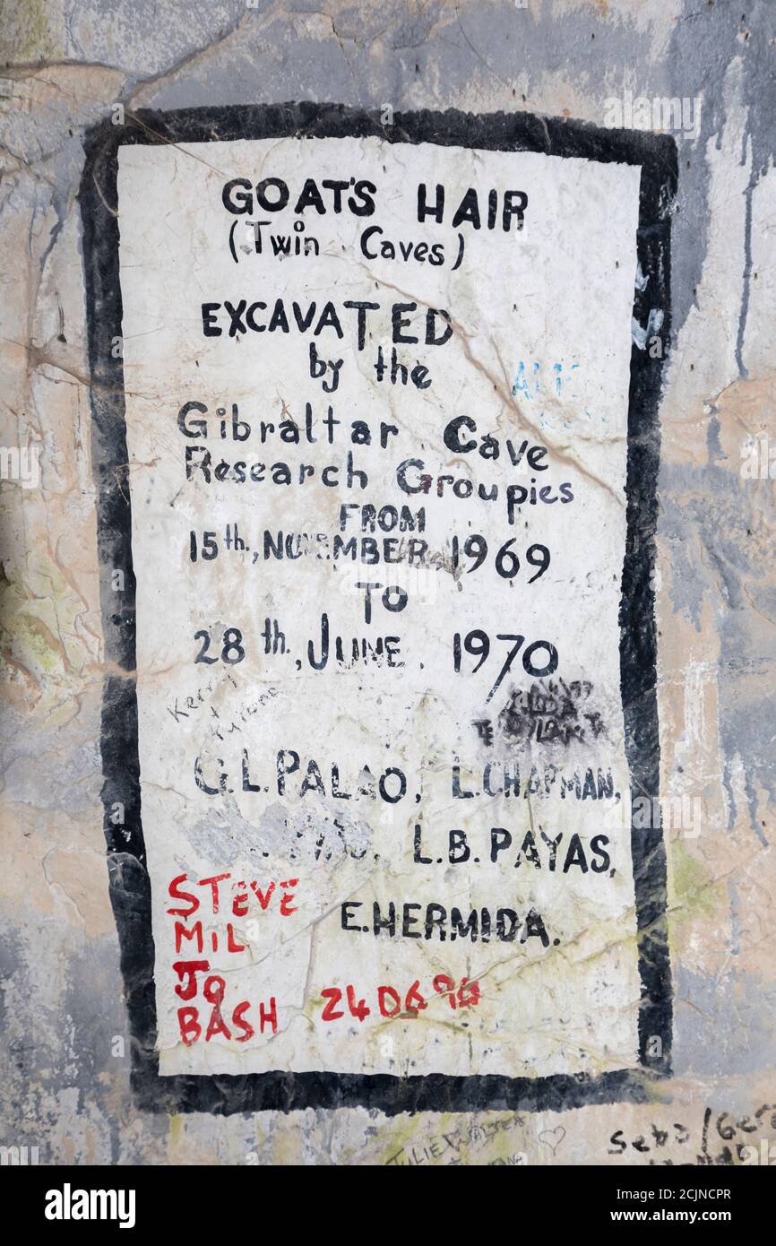 Panneau historique et graffiti dans la grotte des cheveux de Goat (Twin Caves), Gibraltar Banque D'Images