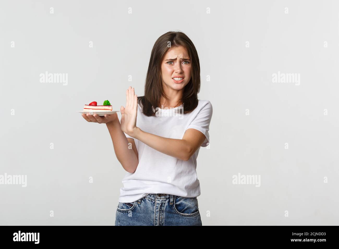Une Jeune Femme Degoutee Rejetant De Manger Un Gateau Horrible Faisant Le Geste De Refus Et Grimaquant Deteste Photo Stock Alamy Une Jeune Femme Degoutee Rejetant De Manger Un Gateau Horrible Faisant Le Geste De Refus Et Grimaquant Deteste Photo Stock Alamy
