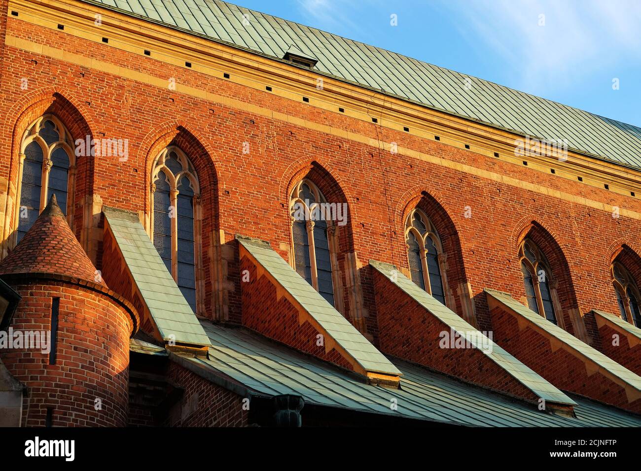 Mur de briques gothiques avec veuves - détail architectural de la cathédrale Saint-Jean-Baptiste à Ostrow Tumski, Wroclaw, Pologne. Banque D'Images