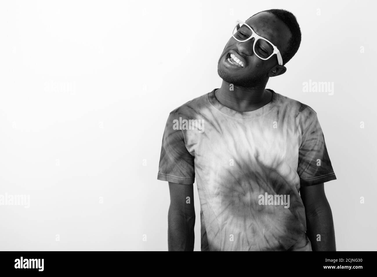 Photo en studio d'un jeune homme africain noir souffrant de douleurs au ...