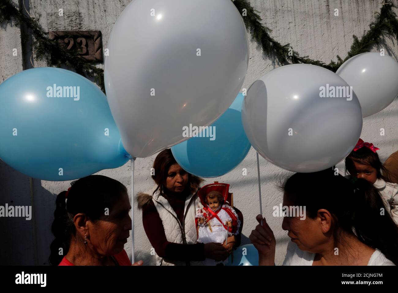Une Femme Porte Une Poupee Habillee Representant Le Bebe Jesus Lors De La Fete Annuelle De Candelaria Ou Des Effigies Elaborees Du Jeune Jesus Sont Portees Pour Etre Benies 40 Jours Apres