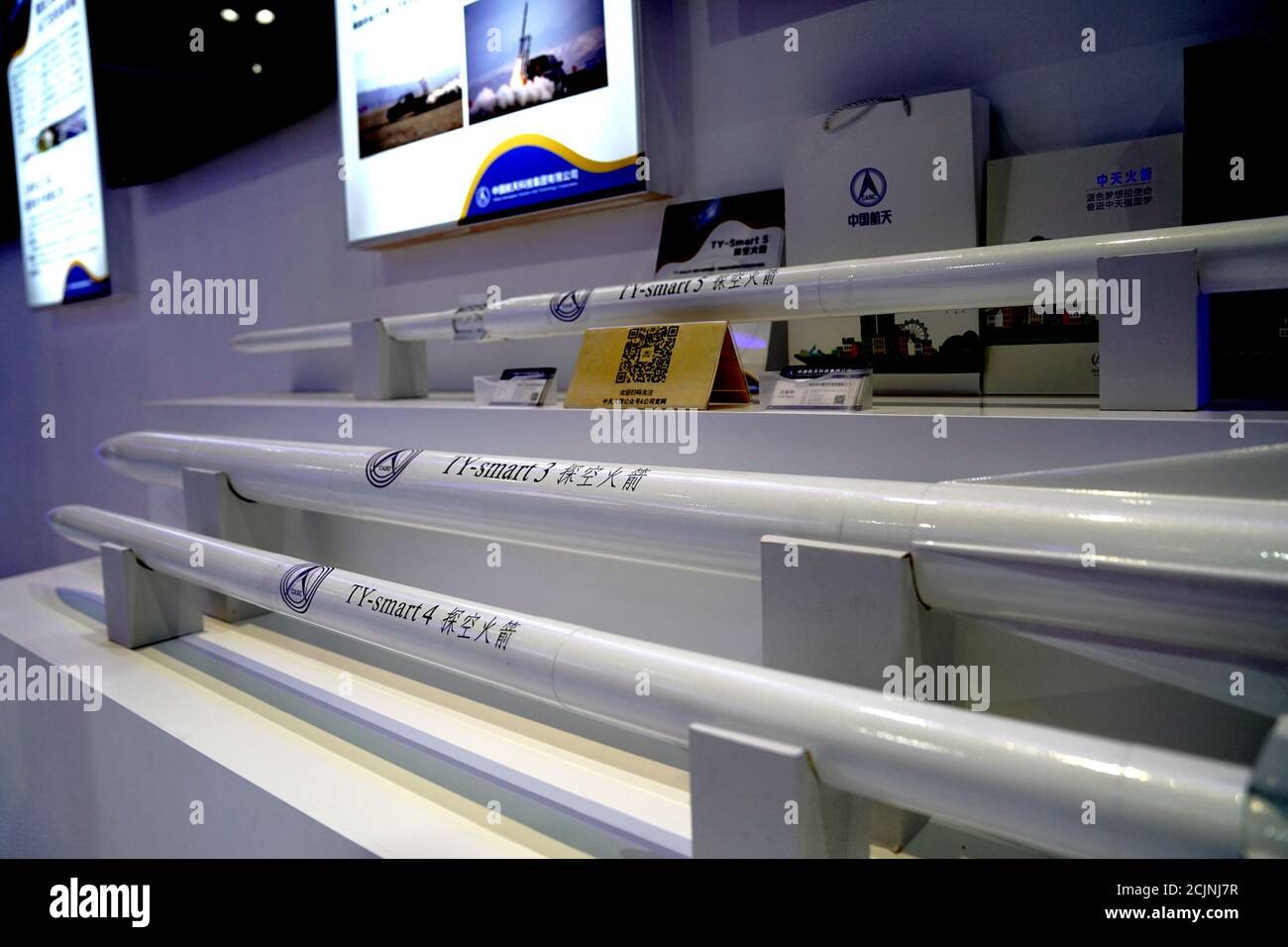 Shanghai. 15 septembre 2020. Photo prise le 15 septembre 2020 montre les modèles de fusée à la 22e Foire internationale de l'industrie chinoise (CIIF) à Shanghai, en Chine orientale. La 22e CIIF a débuté mardi au Centre national des expositions et des congrès (Shanghai). Couvrant une superficie totale de 245,000 mètres carrés, la CIIF a attiré cette année plus de 2,000 exposants de 22 pays et régions. Credit: Zhang Jiansong/Xinhua/Alay Live News Banque D'Images