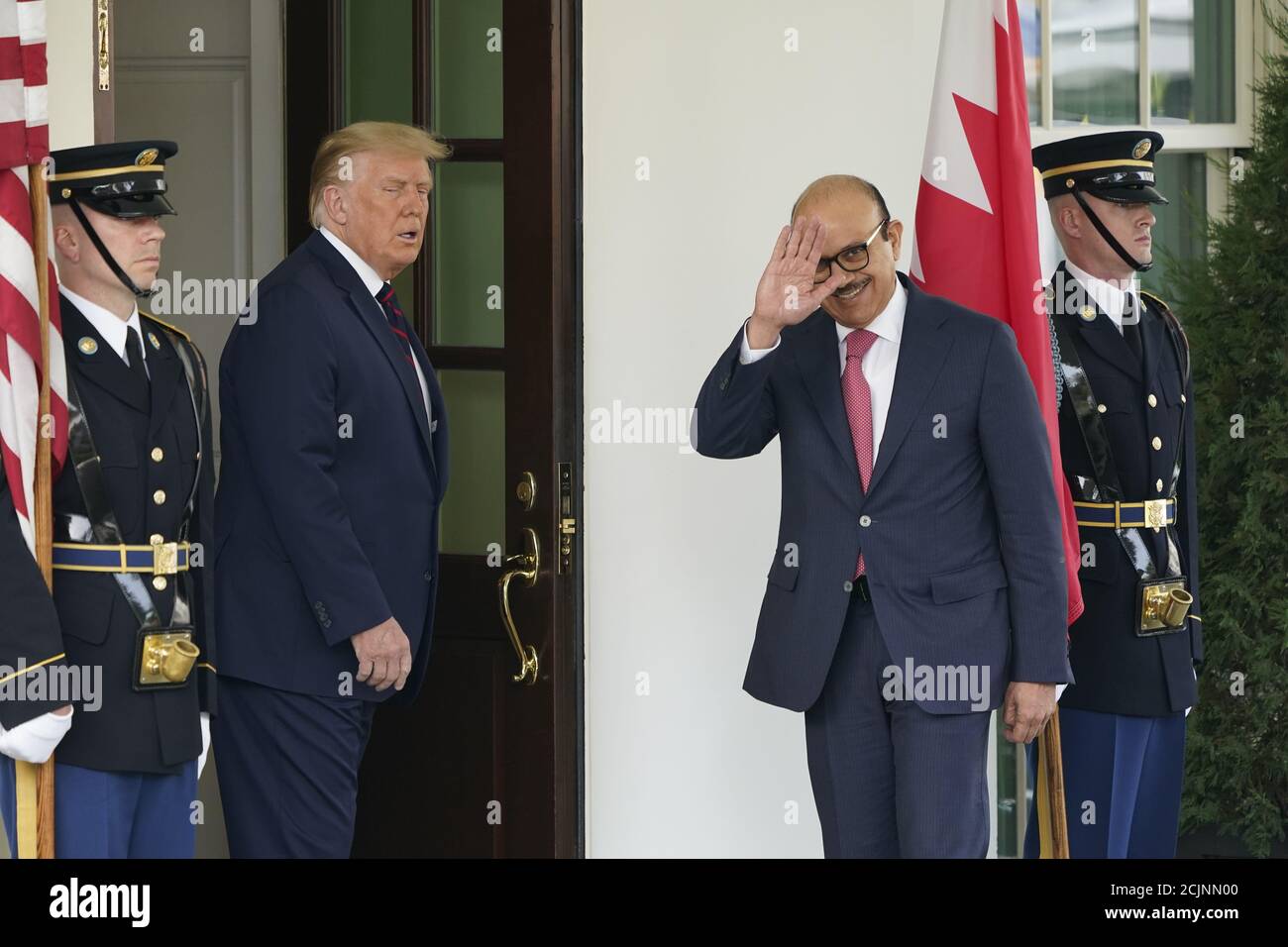 Le président des États-Unis, Donald J. Trump, souhaite la bienvenue au Dr Abdullatif bin Rashid Alzayani, ministre des Affaires étrangères du Royaume de Bahreïn, à la Maison Blanche à Washington, DC, le mardi 15 septembre 2020. M. Alzayani est à Washington pour signer les accords d'Abraham, un traité de paix avec l'État d'Israël. Crédit : Chris Kleponis/CNP/MediaPunch Banque D'Images