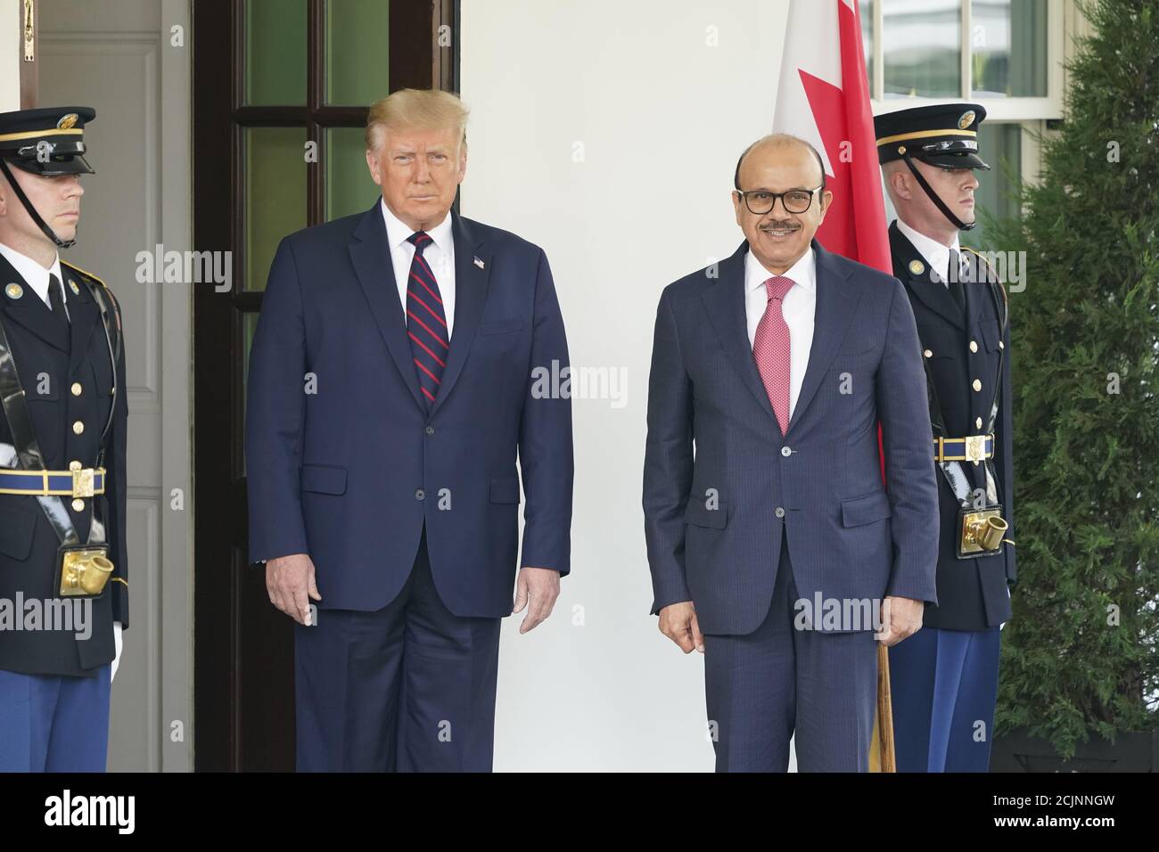 Le président des États-Unis, Donald J. Trump, souhaite la bienvenue au Dr Abdullatif bin Rashid Alzayani, ministre des Affaires étrangères du Royaume de Bahreïn, à la Maison Blanche à Washington, DC, le mardi 15 septembre 2020. M. Alzayani est à Washington pour signer les accords d'Abraham, un traité de paix avec l'État d'Israël. Crédit : Chris Kleponis/CNP/MediaPunch Banque D'Images