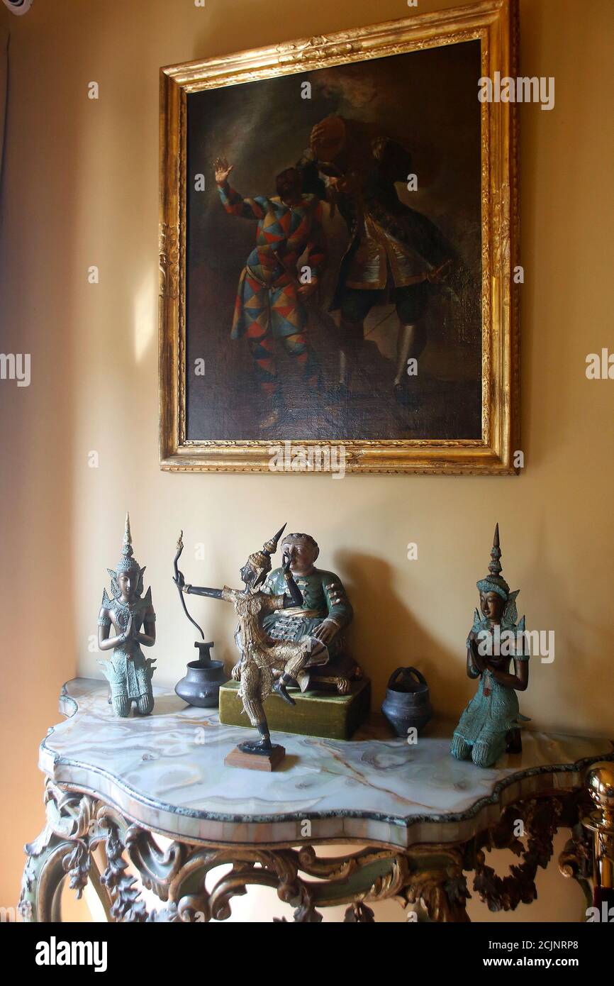 Rome, Italie. 15 septembre 2020. Objets orientaux lors de l'ouverture du musée de la maison de l'acteur Alberto Sordi à Rome. A l'occasion du centenaire de sa naissance, la villa au coeur de Rome, où il a vécu de 1959 à la mort, est ouverte au public, devenant ainsi une maison-musée. La maison contient encore des milliers d'objets appartenant à l'acteur. Dans le jardin, deux structures de traction supplémentaires ont été ajoutées, contenant des vêtements de scène, des affiches de ses films, des photos et bien plus encore. Rome (Italie), 15 septembre 2020 photo Samantha Zucchi Insidefoto crédit: Insidefoto srl/Alay Live News Banque D'Images