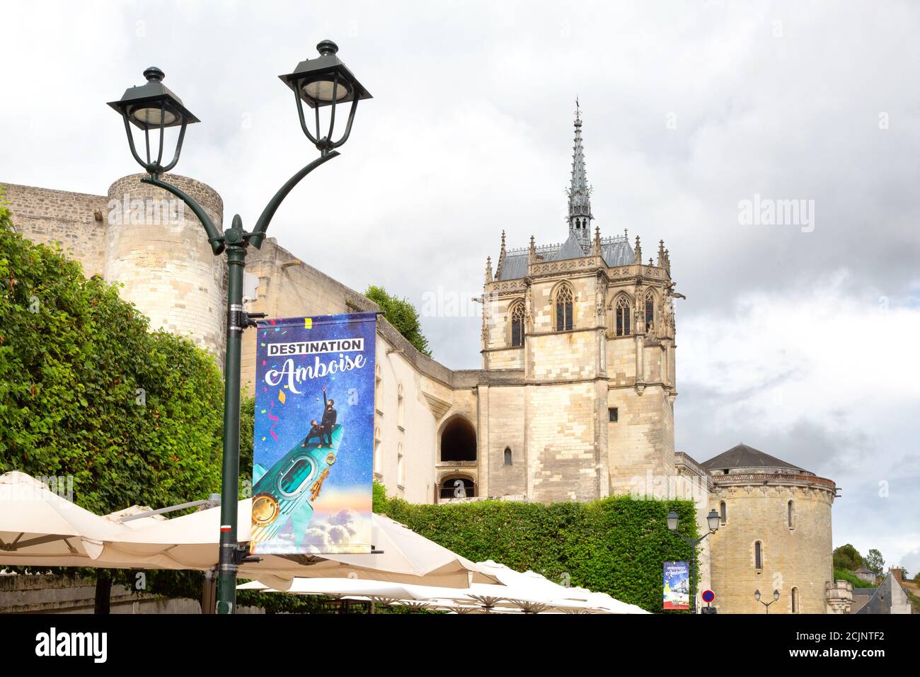 Voyage en France - une affiche de voyage, la chapelle Saint-Hubert et le château médiéval d'Amboise, Amboise, Vallée de la Loire, France Europe Banque D'Images