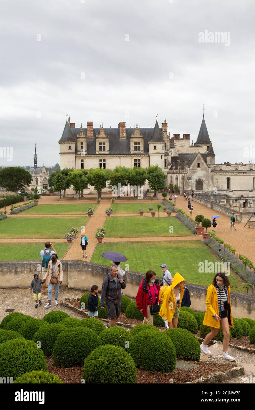 Visiteurs au Château d'Amboise et ses jardins sous la pluie ; un exemple du XVe siècle de la France médiévale, Amboise, Vallée de la Loire, France Europe Banque D'Images