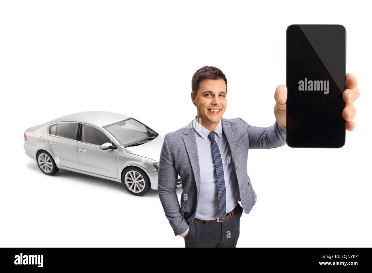 Jeune homme professionnel avec une voiture argentée tenant un mobile téléphone isolé sur fond blanc Banque D'Images