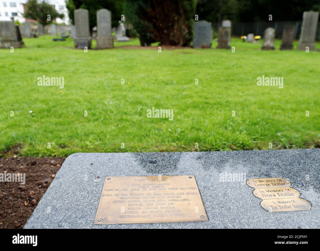 Une Plaque Est Visible Sur La Tombe Du Bebe Gary Robert Paton Au Cimetiere De Saughton A Edimbourg Ecosse Grande Bretagne Le 4 Septembre 17 Reuters Russell Cheyne Photo Stock Alamy