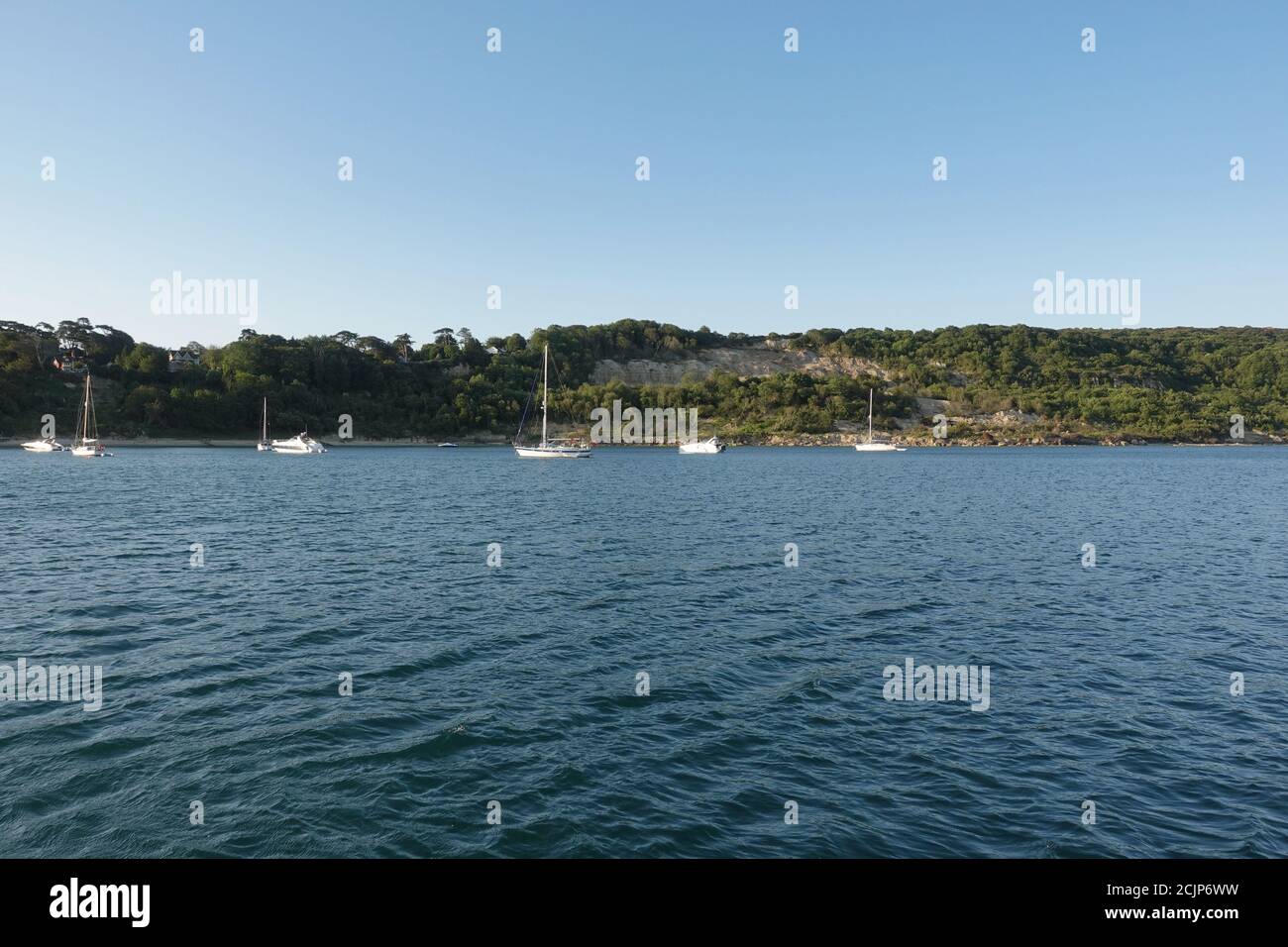 Bateaux et voiliers ancrés dans la baie juste à côté des aiguilles à Totland Bay, île de Wight Royaume-Uni Banque D'Images