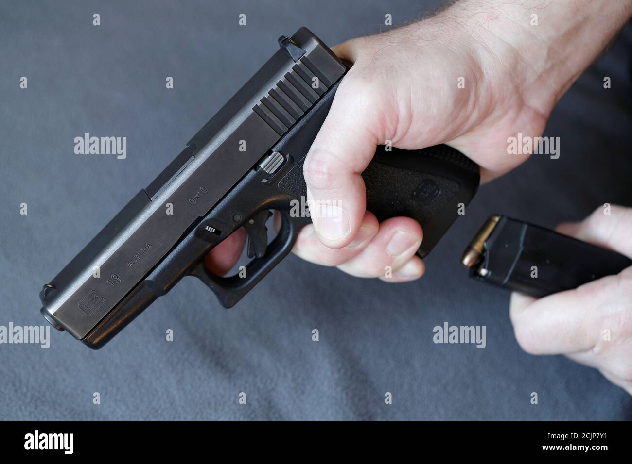 Un propriétaire de pistolet insère un magazine chargé dans un pistolet Glock  19, 9 mm Para à Vienne, Autriche, le 22 mars 2018. REUTERS/Heinz-Peter  Bader Photo Stock - Alamy