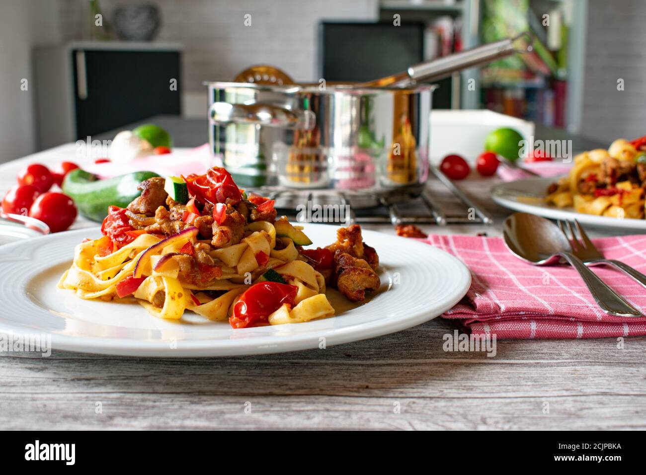 Pâtes avec viande - dîner de pâtes méditerranéennes sur une table Banque D'Images