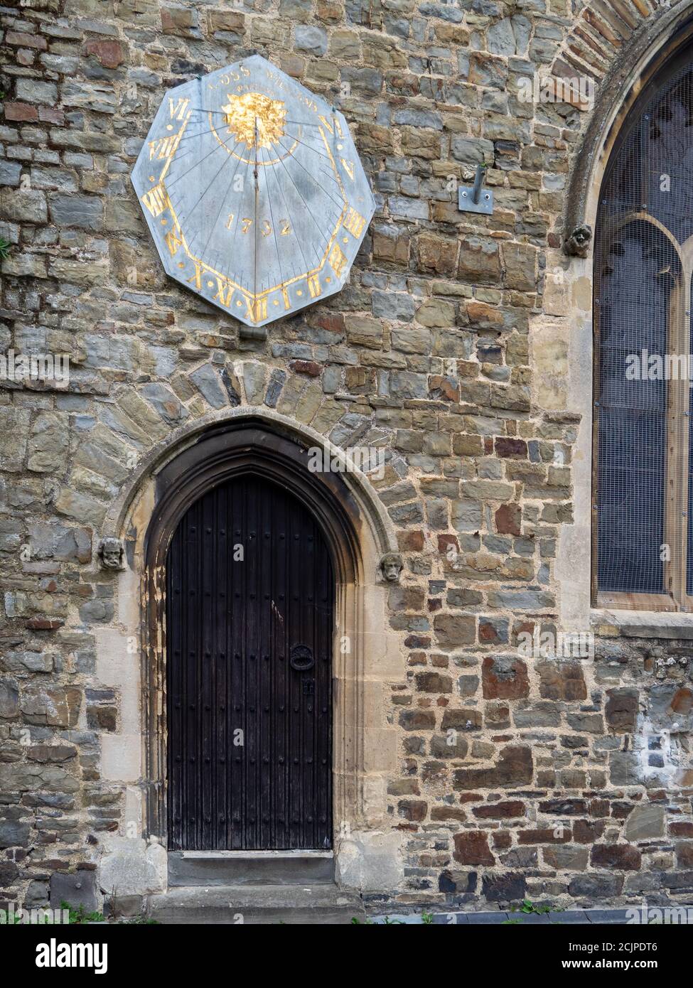 Ancien cadran solaire à l'extérieur de l'église paroissiale de Barnstaple, North Devon, Royaume-Uni. Banque D'Images