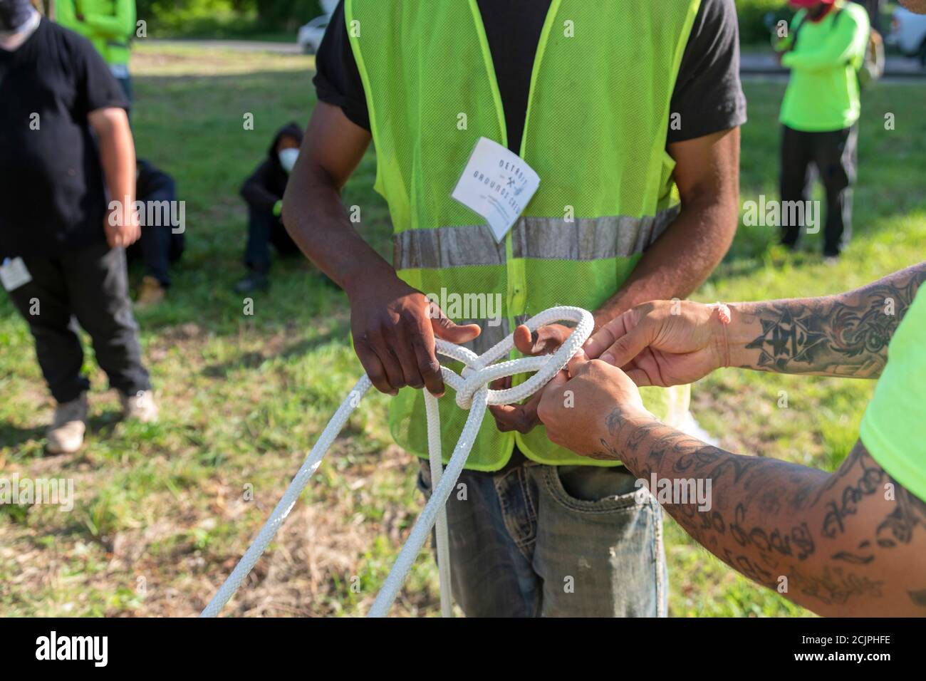 Detroit, Michigan - les travailleurs de l'équipe de Detroit Grounds apprennent à utiliser les cordes dont ils auront besoin pour abattre les arbres morts ou indésirables. Banque D'Images
