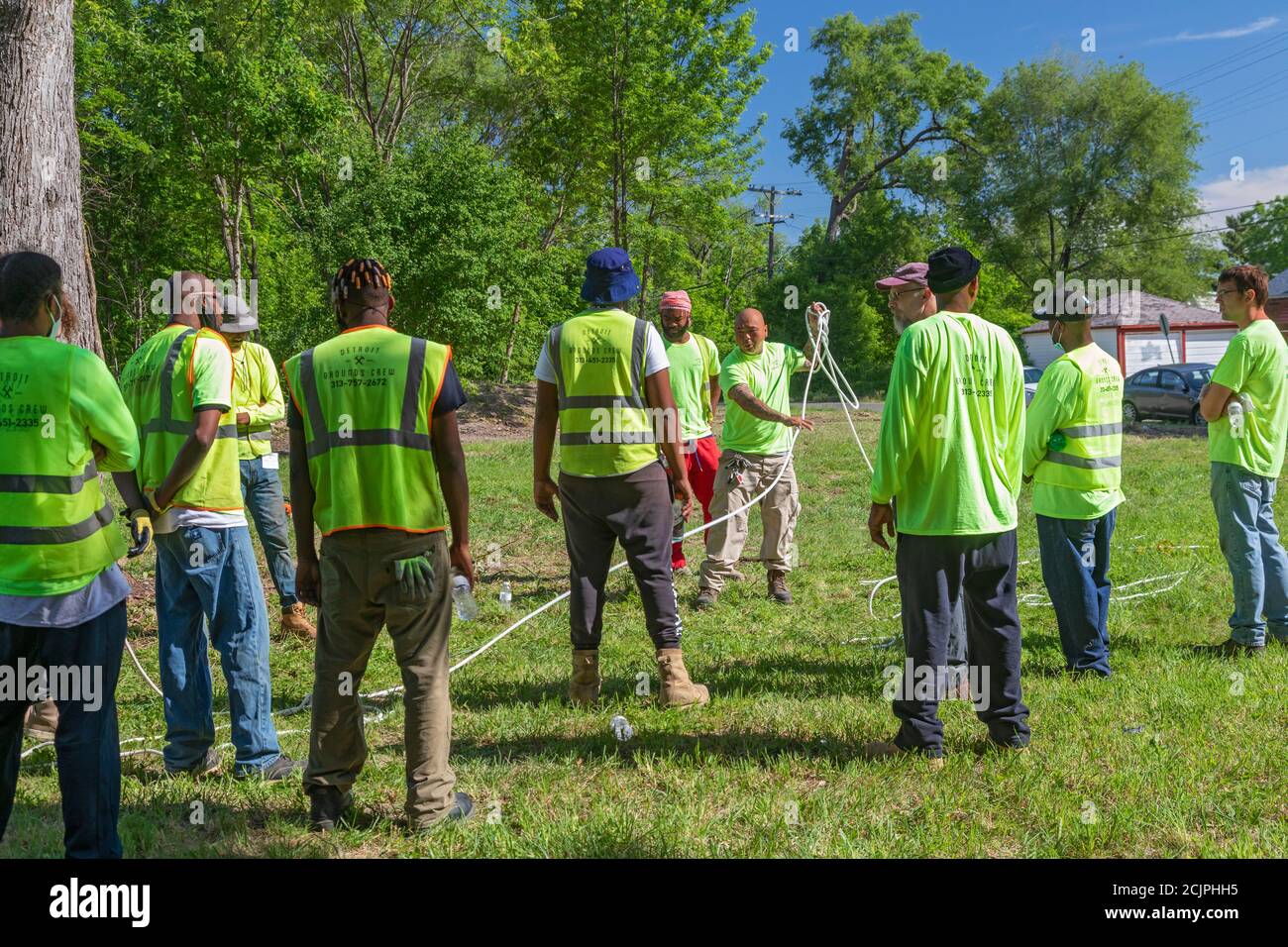 Detroit, Michigan - les travailleurs de l'équipe de Detroit Grounds apprennent à utiliser les cordes dont ils auront besoin pour abattre les arbres morts ou indésirables. Banque D'Images