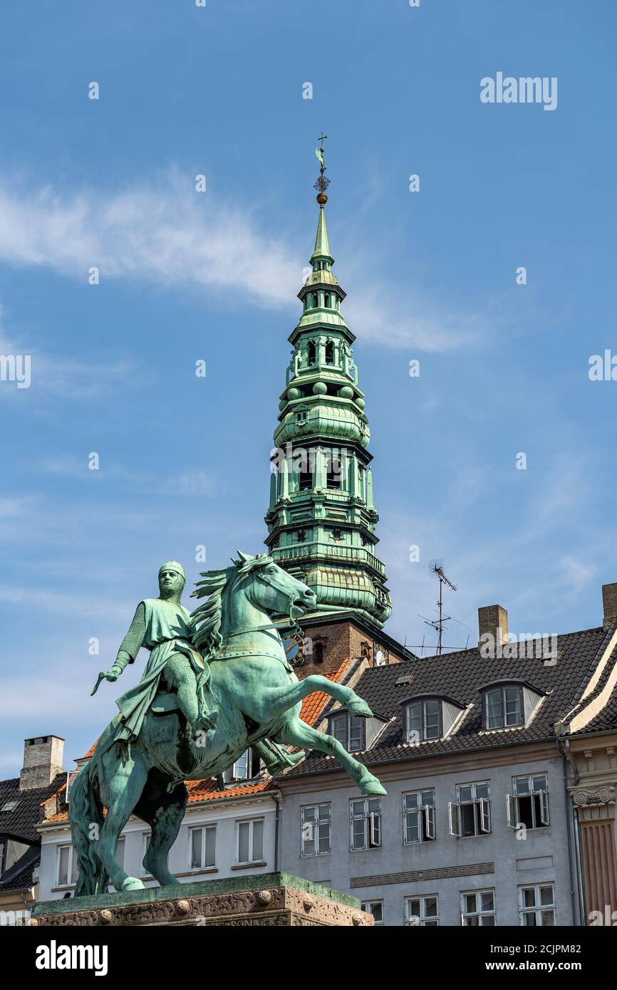 Reiterstatue von Absalon und der Turm der St.-Nikolaus-Kirche auf dem zentralen Platz Højbro Plads in Kopenhagen, Dänemark, Europa | The Equestrian s Banque D'Images