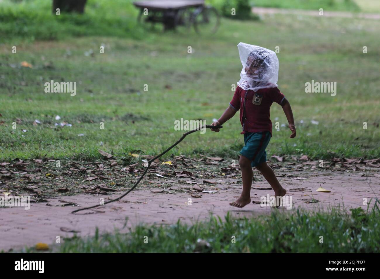 Dhaka, Dhaka, Bangladesh. 15 septembre 2020. Un gamin de la rue porte un sac en polyéthylène comme un masque lorsqu'il joue dans un parc. Crédit: Md Rakibul Hasan/ZUMA Wire/Alay Live News Banque D'Images