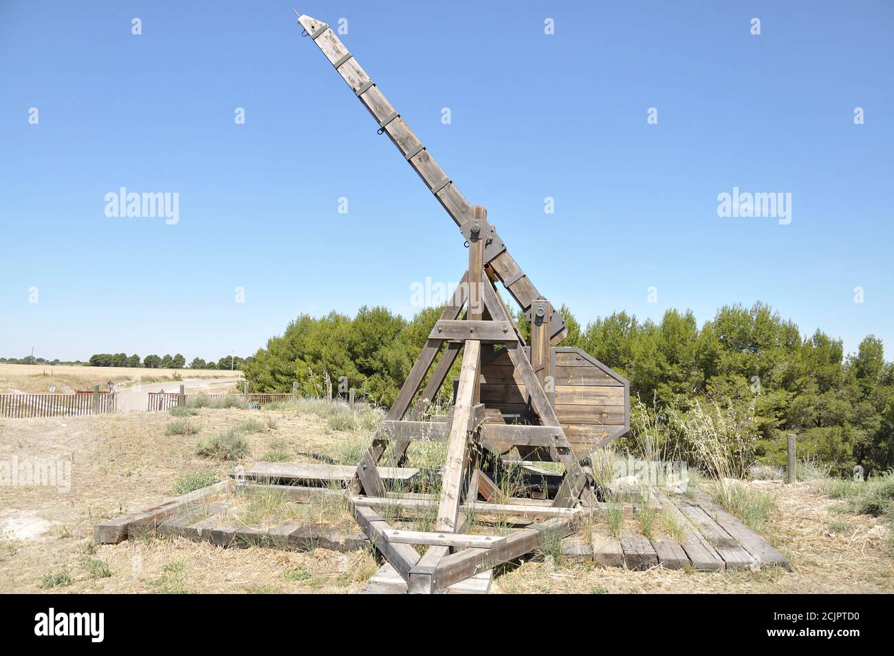 Ancien catapulte en bois, c'est un instrument militaire utilisé dans les temps anciens pour lancer un objet éloigné grand comme un projectile, situé à Iscar, Valladolid pro Banque D'Images