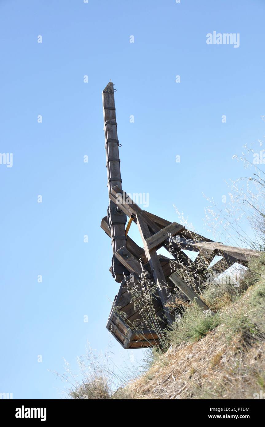 Ancien catapulte en bois, c'est un instrument militaire utilisé dans les temps anciens pour lancer un objet éloigné grand comme un projectile, situé à Iscar, Valladolid pro Banque D'Images