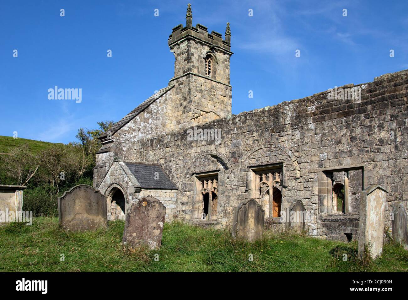 Ruines de l'église médiévale de St Martins à Wharram Percy dans le Yorkshire du Nord au Royaume-Uni. Le site date de la fin du XIIe siècle. Banque D'Images